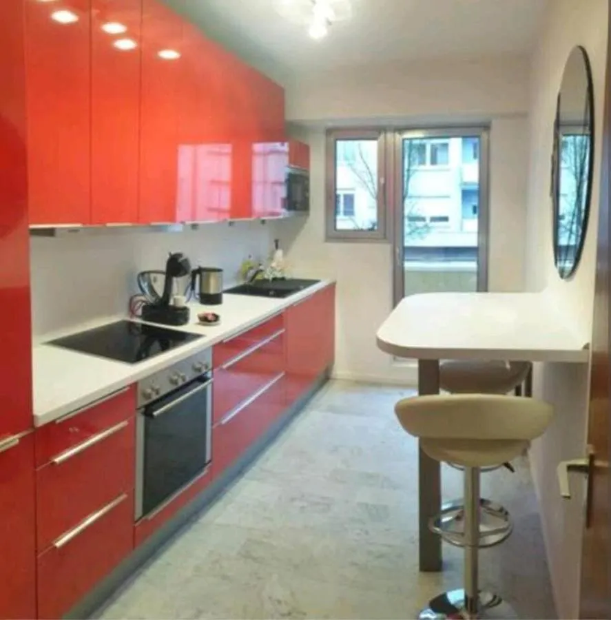 Beautiful Three Queen Beds Apartment In City Center , 100M2, Near Tram 卢森堡 0*,  卢森堡